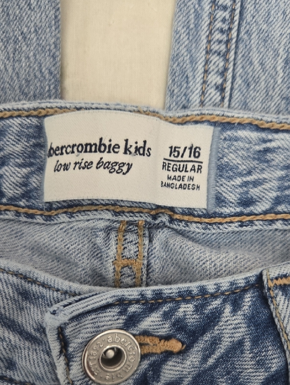 Abercrombie & Fitch Light Blue Wide Leg Jeans with Embroidered Bow Pocket - Picture 3 of 3